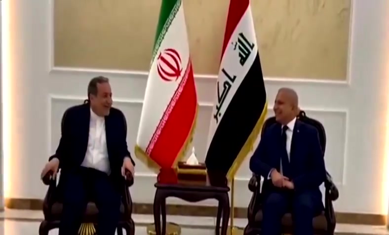 Der iranische Außenminister Abbas Araghchi traf in Bagdad ein, um mit irakischen Beamten zusammenzutreffen und die regionale Lage zu besprechen. Bei seiner Ankunft würdigte er das Qassem-Soleimani-Denkmal.