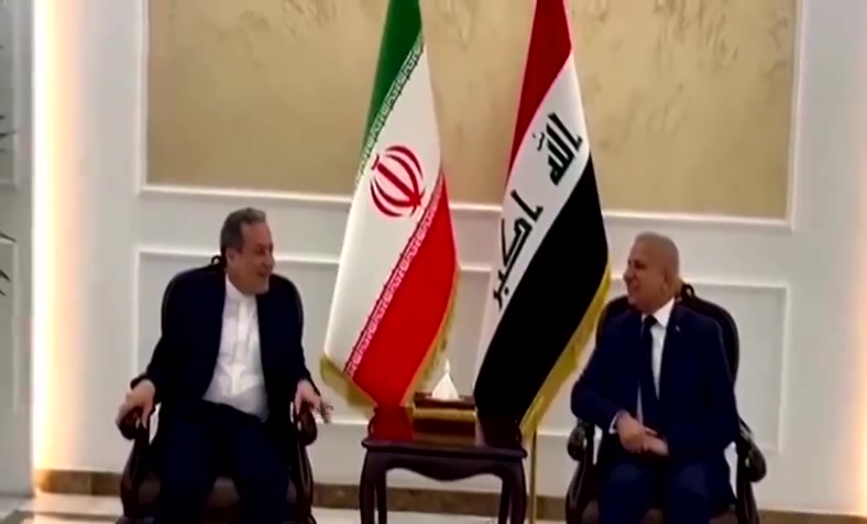 Der iranische Außenminister Abbas Araghchi traf in Bagdad ein, um mit irakischen Beamten zusammenzutreffen und die regionale Lage zu besprechen. Bei seiner Ankunft würdigte er das Qassem-Soleimani-Denkmal.