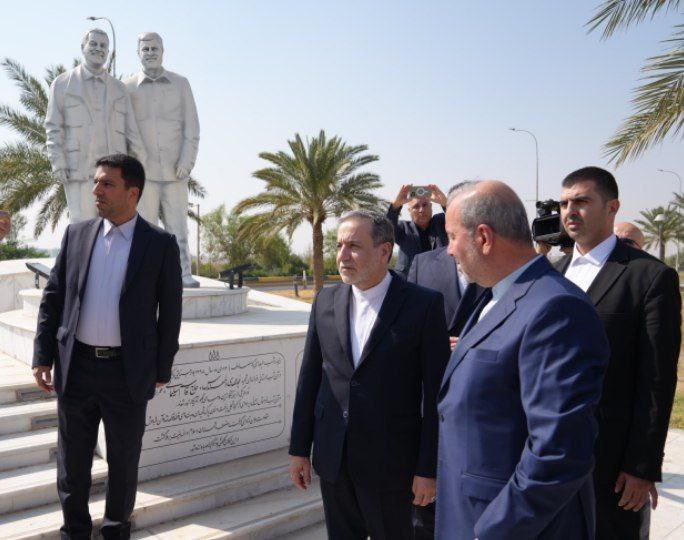 Le ministre iranien des Affaires étrangères, Abbas Araghchi, est arrivé à Bagdad pour rencontrer des responsables irakiens et discuter de la situation régionale. À son arrivée, il a rendu hommage au mémorial de Qassem Soleimani