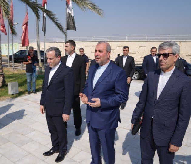 O Ministro das Relações Exteriores do Irã, Abbas Araghchi, chegou a Bagdá para se encontrar com autoridades iraquianas e discutir a situação regional. Ao chegar, ele prestou homenagem ao memorial de Qassem Soleimani