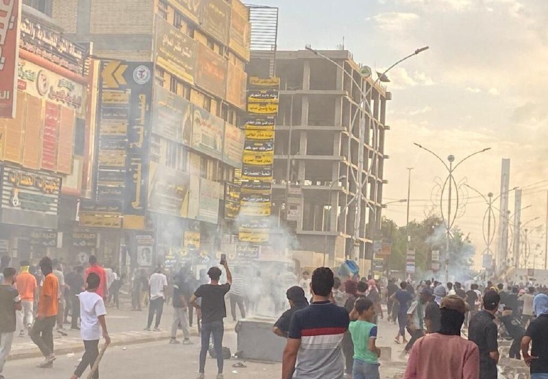 Regierungstruppen feuerten Tränengas auf Demonstranten in der Nähe der Zivilisationsbrücke im Zentrum von Nasiriyah ab.