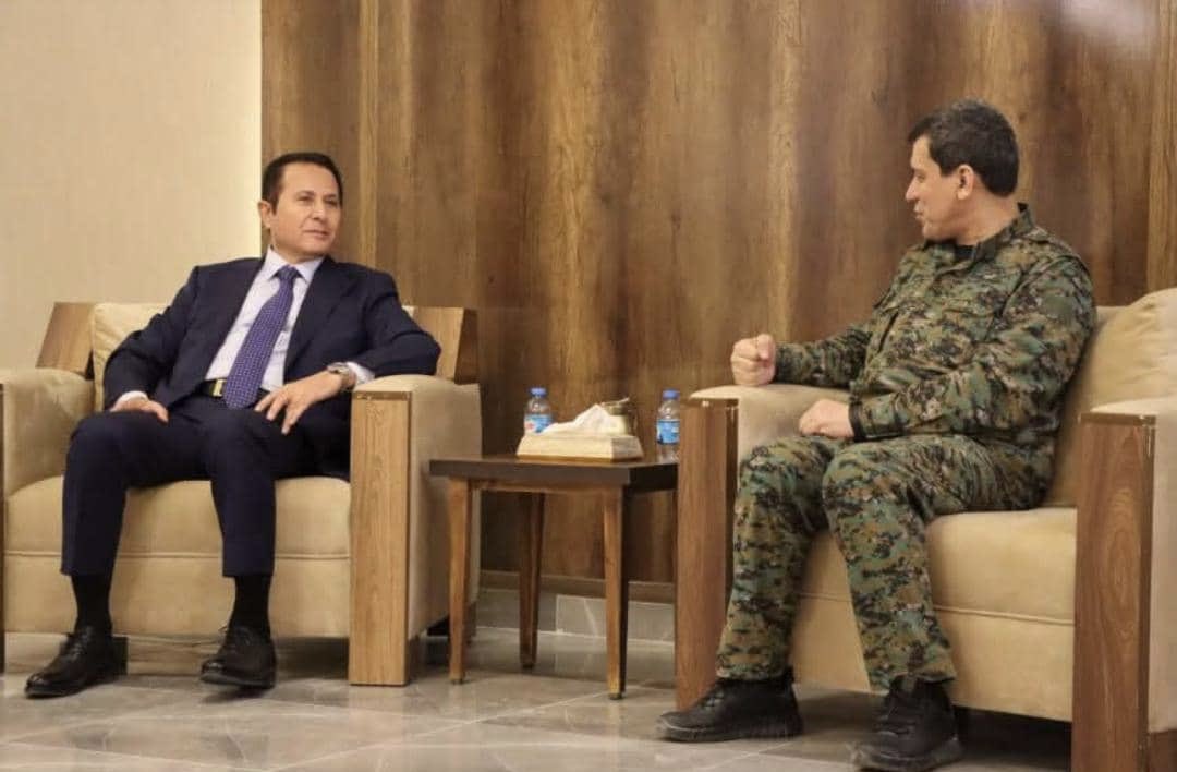 Le commandant en chef des Forces démocratiques syriennes, le général Mazloum Abdi, rencontre le représentant de Massoud Barzani, Hamid Darbandi.