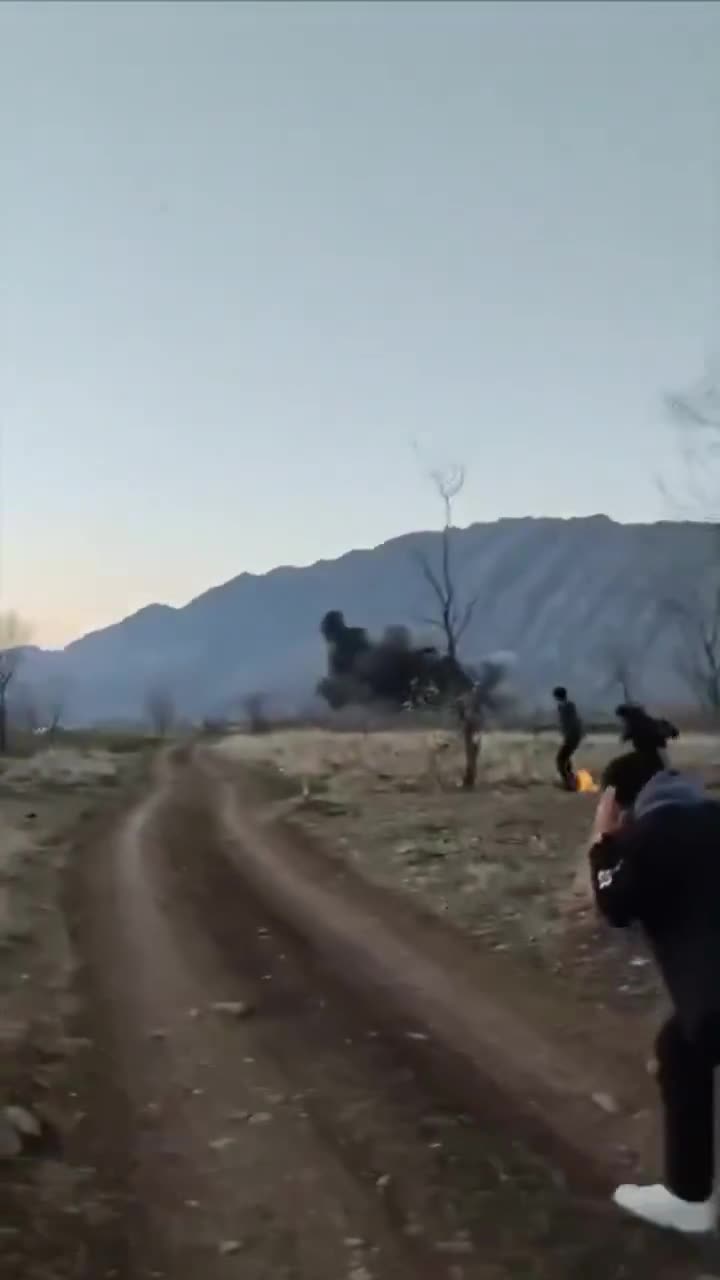 Un dron se estrelló en la colina Çelkî, con vistas a la ciudad de Dêrelok, en Amedi, en la región del Kurdistán iraquí. Un civil, que estaba allí haciendo un picnic, resultó herido