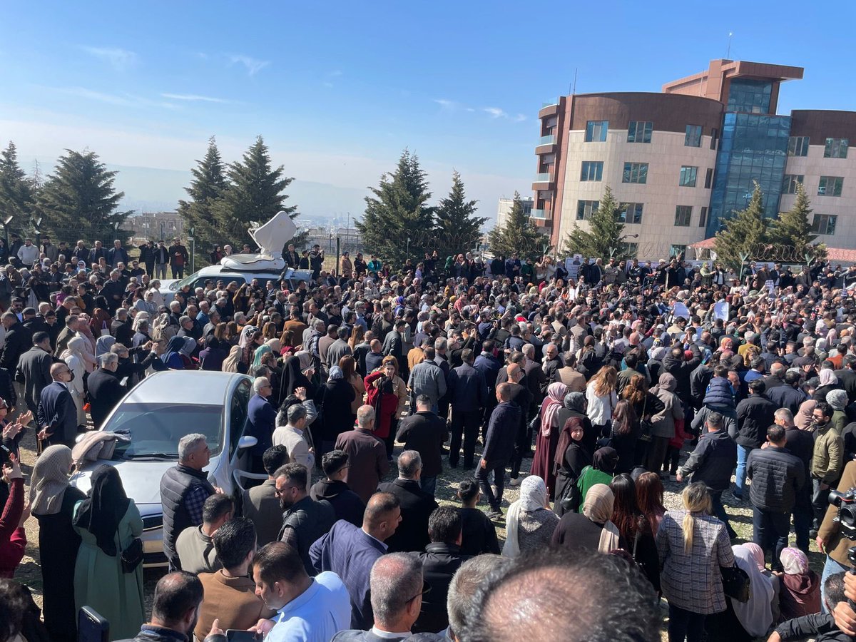 Süleymaniye'de ödenmeyen maaşlara karşı gösteriler yoğunlaştı; yüzlerce öğretmen bugün bir haftadır protesto gösterisi yapan grevdeki eğitimcilere katılmak için yürüyüşe geçti