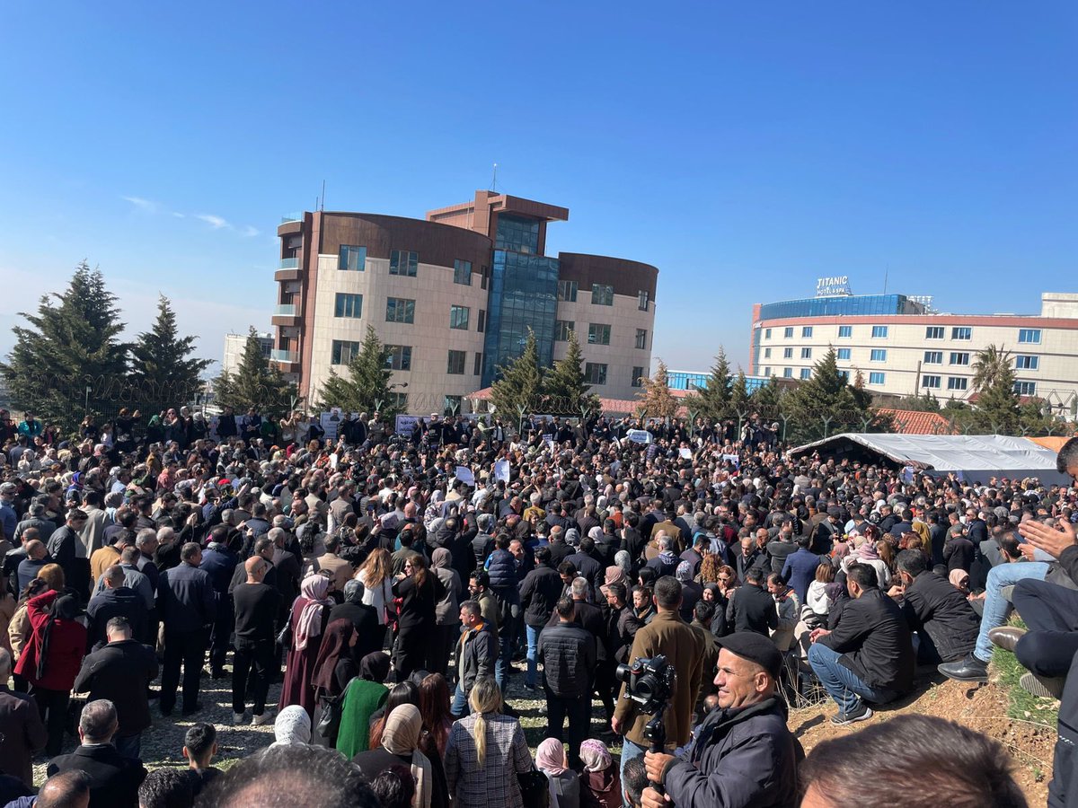 In Sulaymaniyah haben sich die Demonstrationen wegen nicht ausgezahlter Gehälter verschärft. Hunderte Lehrer marschierten heute, um sich den streikenden Pädagogen anzuschließen, die seit einer Woche protestieren.