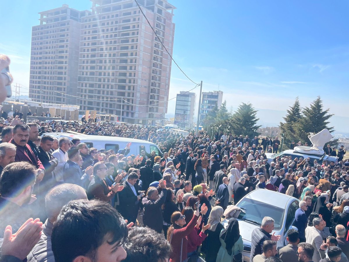 Süleymaniye'de ödenmeyen maaşlara karşı gösteriler yoğunlaştı; yüzlerce öğretmen bugün bir haftadır protesto gösterisi yapan grevdeki eğitimcilere katılmak için yürüyüşe geçti