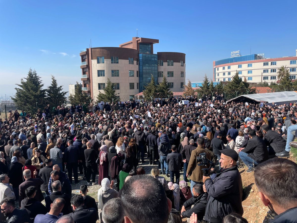 Süleymaniye'de ödenmeyen maaşlara karşı gösteriler yoğunlaştı; yüzlerce öğretmen bugün bir haftadır protesto gösterisi yapan grevdeki eğitimcilere katılmak için yürüyüşe geçti