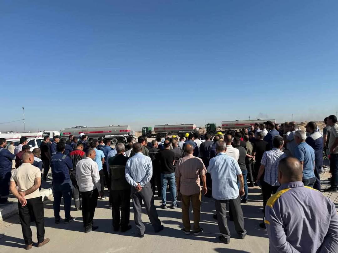 Los empleados de una compañía de oleoductos en Najaf realizan una protesta para exigir responsabilidades a los responsables de la muerte de uno de sus empleados.