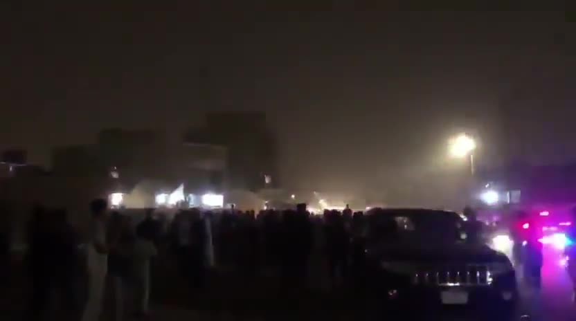 Irak: Ein unbekanntes Projektil schlug in der Nähe des Militärgeländes des Flughafens Kirkuk ein. Berichten zufolge starb mindestens eine Person. Mehrere Drohnen griffen auch das Viertel Al-'Uruba an, wobei eine Drohne ein Haus traf.