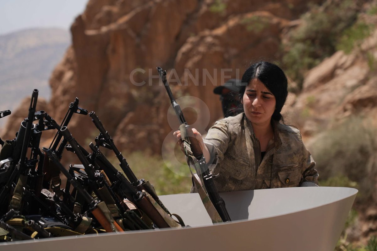 פעילי ה-PKK שורפים את נשקם בטקס סמלי ביום שישי בסולימניה בעיראק, ונשבעים להשלים את תהליך פירוק הנשק כפי שסוכם עם טורקיה.