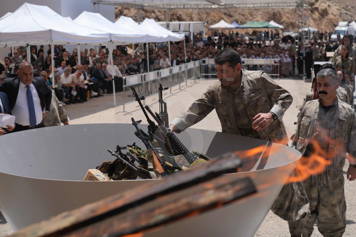 פעילי ה-PKK שורפים את נשקם בטקס סמלי ביום שישי בסולימניה בעיראק, ונשבעים להשלים את תהליך פירוק הנשק כפי שסוכם עם טורקיה.