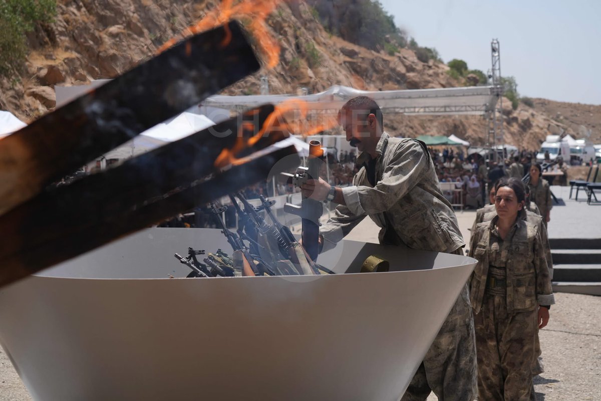פעילי ה-PKK שורפים את נשקם בטקס סמלי ביום שישי בסולימניה בעיראק, ונשבעים להשלים את תהליך פירוק הנשק כפי שסוכם עם טורקיה.