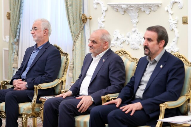 O ministro do Interior do Iraque, Abdul Amir Al-Shammari, reuniu-se com o presidente iraniano, Masoud Pezeshkian, em Teerã