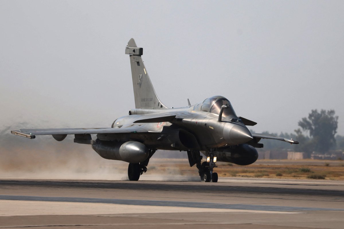 A joint Iraqi-French exercise with the participation of French Rafale and Iraqi F-16 aircraft, which took off from Balad Air Base. AFP