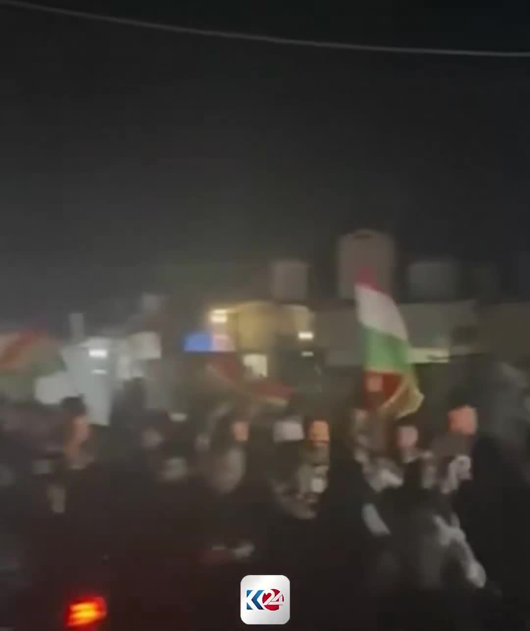 Bu kez, Kürdistan Bölgesi'nin Duhok vilayetindeki Kürtler, Suriye'deki Kürtlere destek vermek için sokaklara döküldüler.