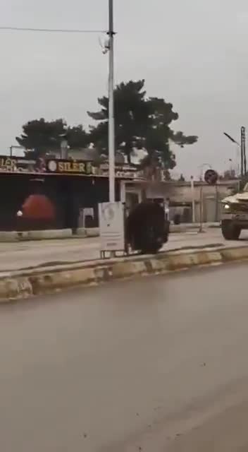 As forças americanas começaram a se retirar da base de Al-Shaddadi, na província de Hasakah, no nordeste da Síria, rumo a Erbil, no Curdistão iraquiano, informou uma fonte de segurança iraquiana à emissora catariana Al-Araby. A mídia síria relata que o comboio americano também inclui ônibus transportando prisioneiros do Estado Islâmico da Síria para o Iraque.