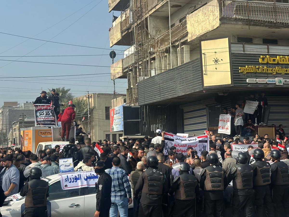 Comerciantes de Bagdá realizaram protestos e fecharam mercados no domingo, contra as novas tarifas alfandegárias que, segundo eles, prejudicam o comércio e causam perdas financeiras. Eles prometeram continuar a greve até que as autoridades revisem as medidas e aliviem a pressão sobre o setor comercial.