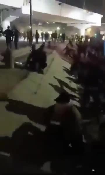 Die Zusammenstöße zwischen pro-iranischen Demonstranten und irakischen Sicherheitskräften eskalieren heute Abend in Bagdad weiter. Sowohl Iran-Anhänger als auch iranische Militante versuchen, die „Grüne Zone zu stürmen und das Gelände der US-Botschaft zu erreichen. Beide Seiten setzten scharfe Munition ein, und es wurden mehrere Tote unter den Demonstranten außerhalb der Grünen Zone gemeldet.