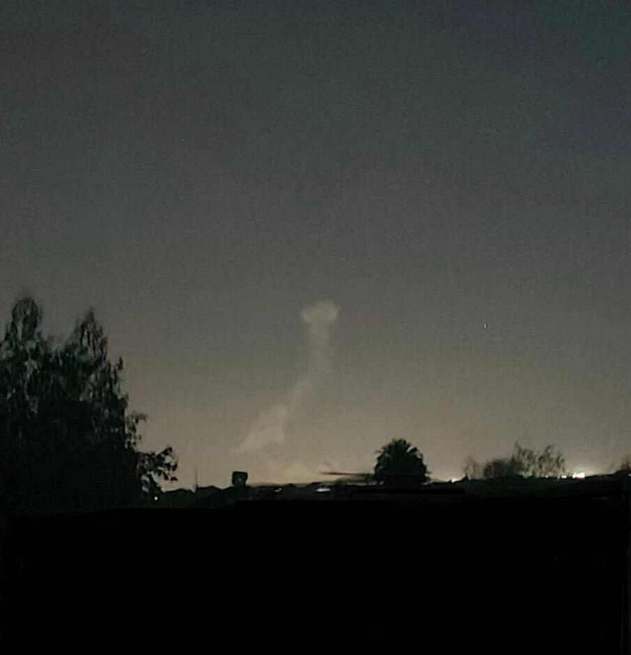 Ein Luftangriff zielte auf das Lager der 27. Brigade der Volksmobilisierungskräfte (PMF), die den Badr-Kräften angehören, in Abu Ghraib - Al-Karma.