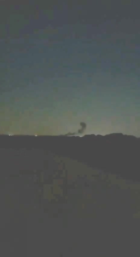 Wideo: Na nagraniu widać kłąb dymu unoszący się z Jurf al-Sakhar na południe od stolicy Iraku, Bagdadu, po doniesieniach o nowym ataku lotniczym USA wymierzonym w irackich bojowników szyickich