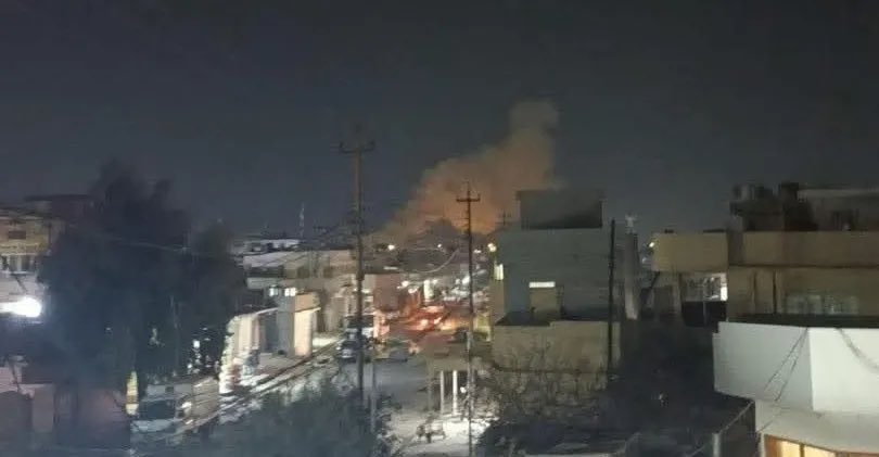 Una fuente de seguridad de la provincia de Nínive informó el viernes por la noche que un helicóptero estadounidense atacó un punto cercano a una posición clave de las Fuerzas de Movilización Popular (FMP) en la zona de Rashidiya, al norte de Mosul. La fuente declaró que el bombardeo tuvo lugar a la entrada de las zonas de Qubba y Sharikhan, cerca de la principal posición de las FMP en la zona de Rashidiya, al norte de Mosul.