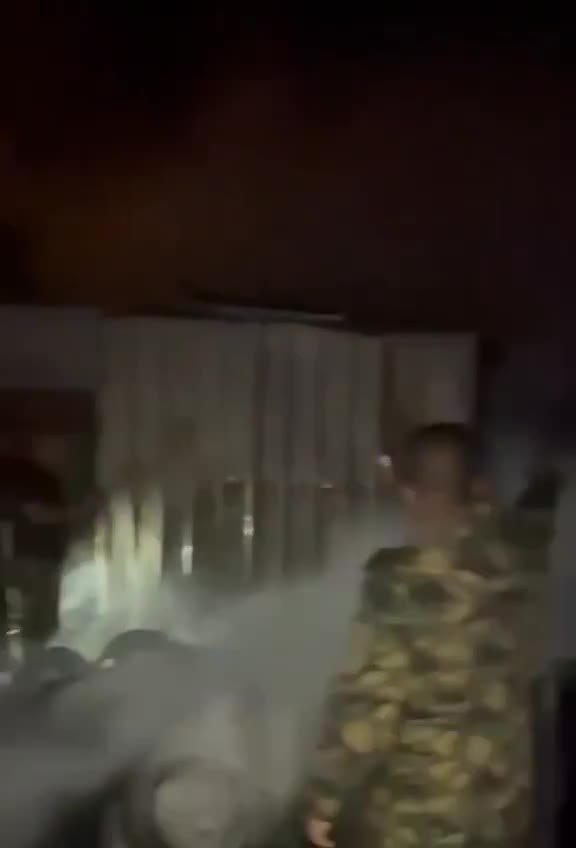 Vídeo: Un presunto ataque aéreo estadounidense o israelí contra una base de la milicia chií iraquí cerca de la ciudad de Mosul habría causado al menos cuatro bajas de las facciones armadas Kataib al-Imam Ali y Quwat Waad Allah.