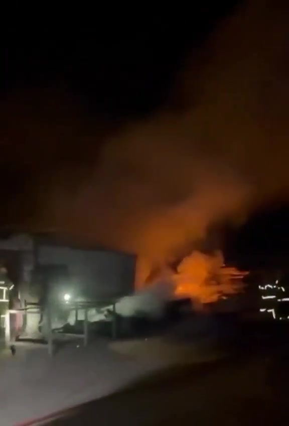 Video: A suspected U.S. or Israeli airstrike targeting an Iraqi Shiite militia base near the city of Mosul has reportedly inflicted at least 4 casualties from the Kataib al-Imam Ali and Quwat Waad Allah armed factions