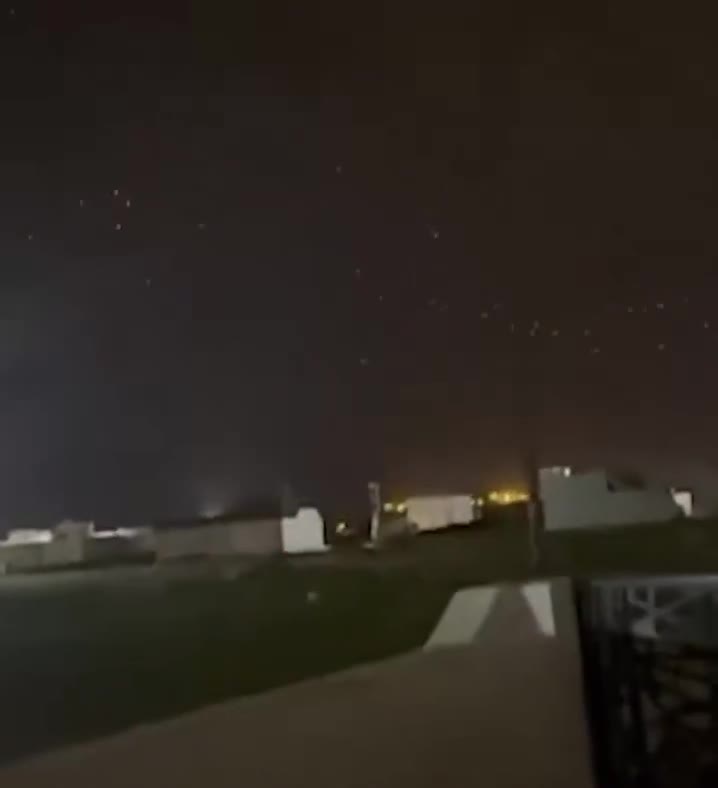 Un ataque con drones contra el cuartel general de los peshmergas de la PUK en la zona de Tasluja, en Sulaimani. Los peshmergas estacionados allí parecen disparar desesperadamente contra el dron que se aproxima. No se han reportado víctimas.