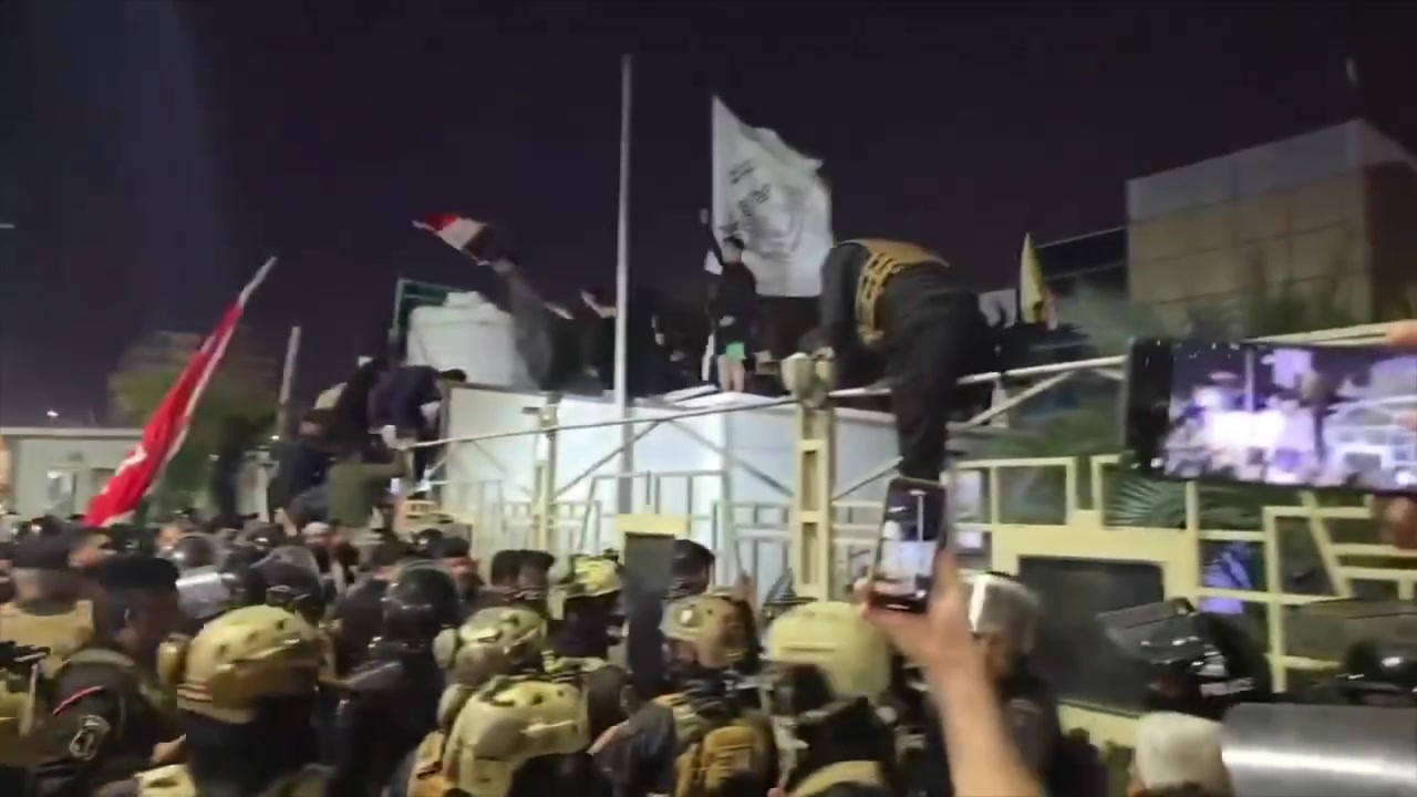 The protests continue on the Basra Corniche in front of the Kuwaiti Consulate, in protest against the bombing of a house in Safwan from Kuwaiti territory.