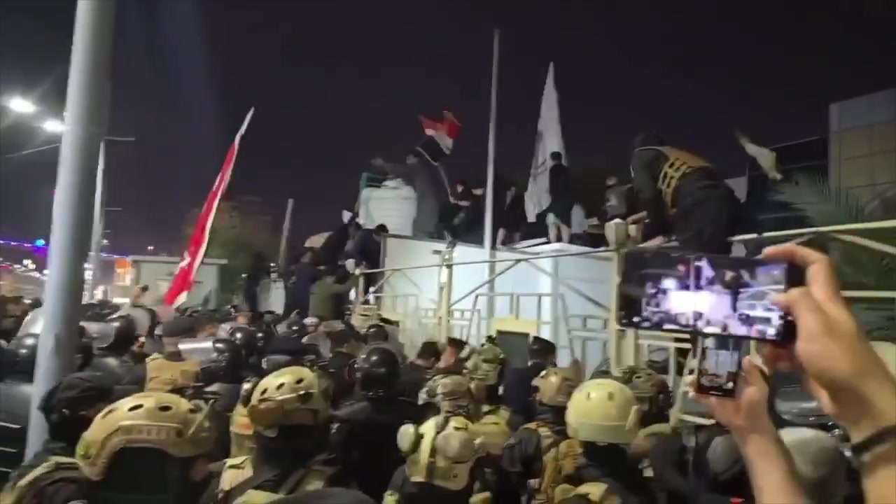 The protests continue on the Basra Corniche in front of the Kuwaiti Consulate, in protest against the bombing of a house in Safwan from Kuwaiti territory.