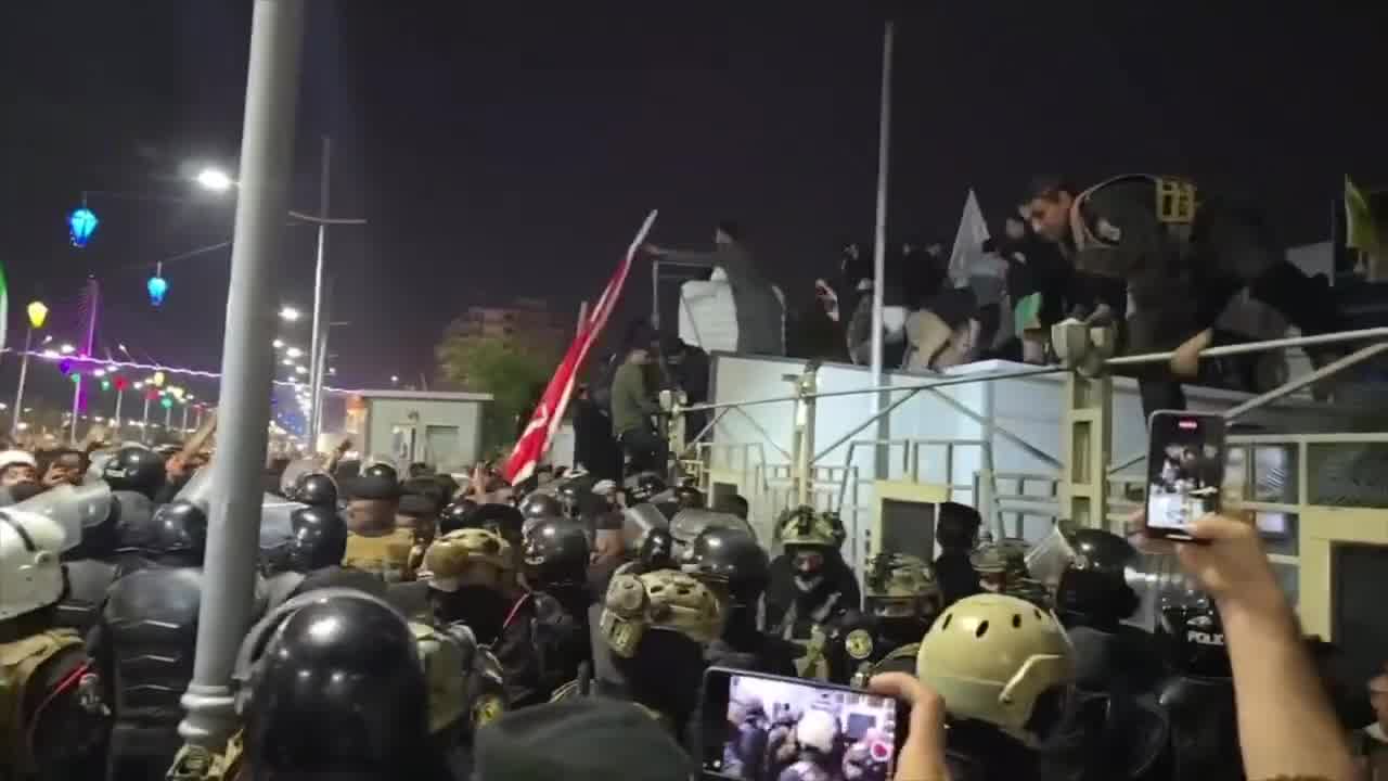 The protests continue on the Basra Corniche in front of the Kuwaiti Consulate, in protest against the bombing of a house in Safwan from Kuwaiti territory.