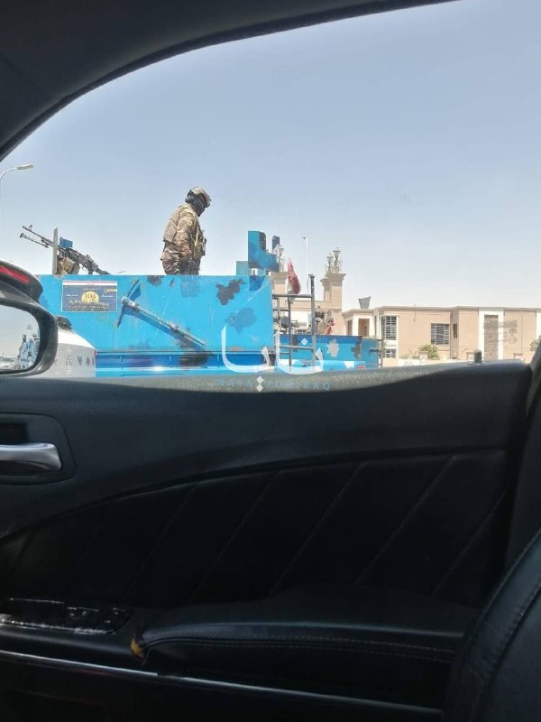 Un nutrito contingente di sicurezza è entrato nel quartiere residenziale di Al-Narjis, nel governatorato di Bassora, e ha chiuso il cancello principale.